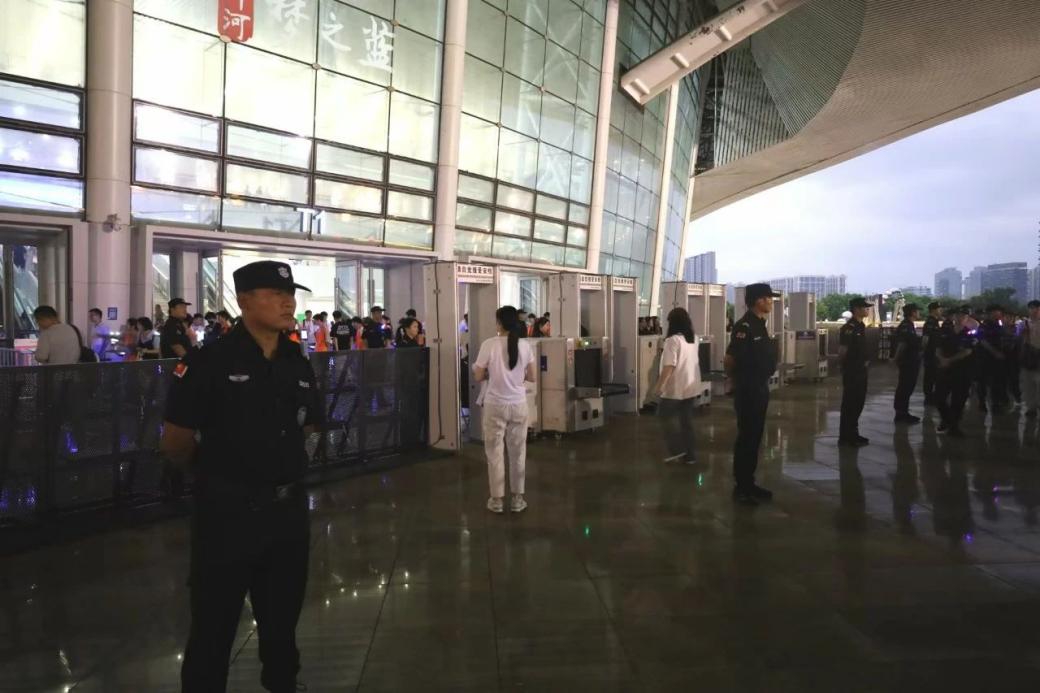 C:/Users/Administrator/Desktop/“安保鐵軍、硬核保障”2024系列報(bào)道四十二——南京市保安服務(wù)有限公司成功護(hù)航張碧晨「今兒個(gè)開心」十周年巡回演唱會南京站安保任務(wù)/3.jpg3