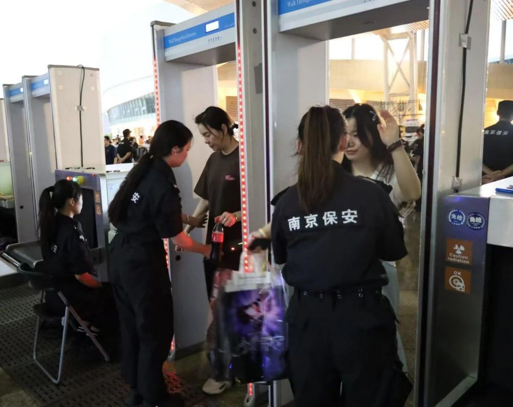 C:/Users/Administrator/Desktop/“安保鐵軍、硬核保障”2024系列報(bào)道四十二——南京市保安服務(wù)有限公司成功護(hù)航張碧晨「今兒個(gè)開心」十周年巡回演唱會南京站安保任務(wù)/2.jpg2
